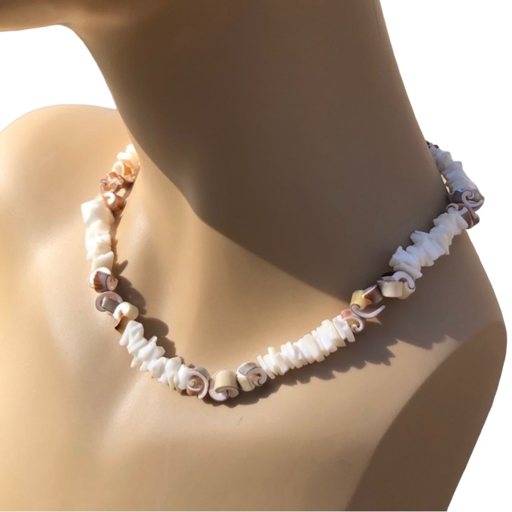 Vintage 80s Abstract Shell Necklace Choker